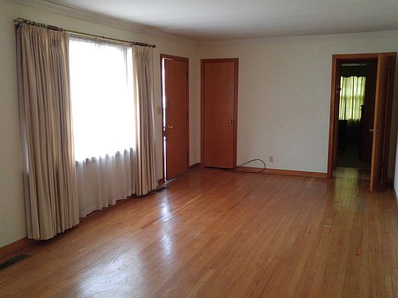 4th image of 4 Lacy Ln