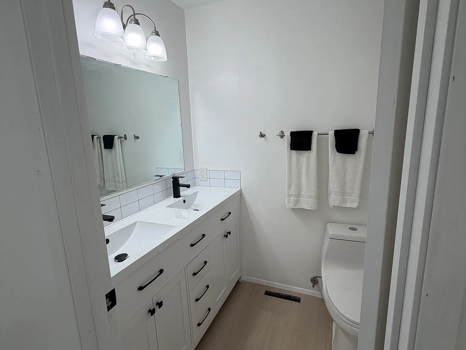 4 bed, 2.5 bath, 2200 sqft, $4,000 — Photo 3