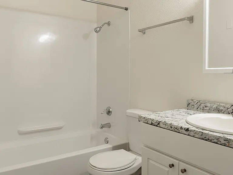Madera Court Apartments - Troutdale Oregon - Bathroom