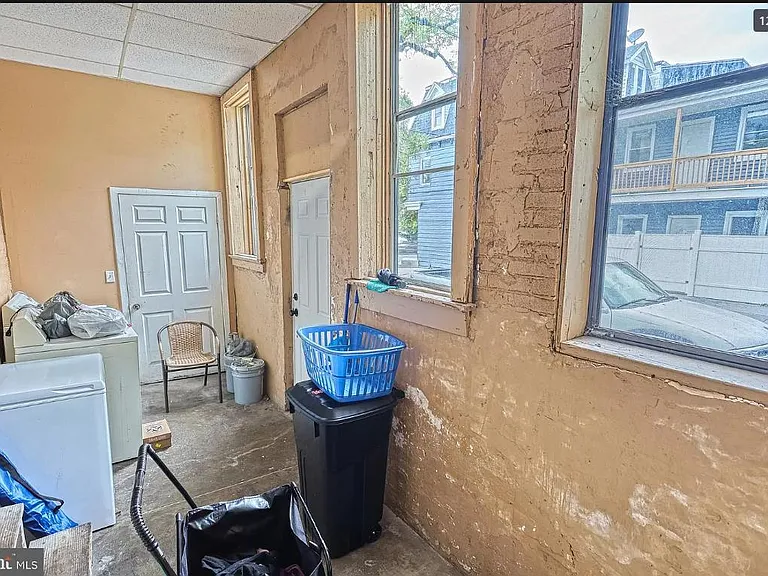 139 N Queen St #A — Photo 12