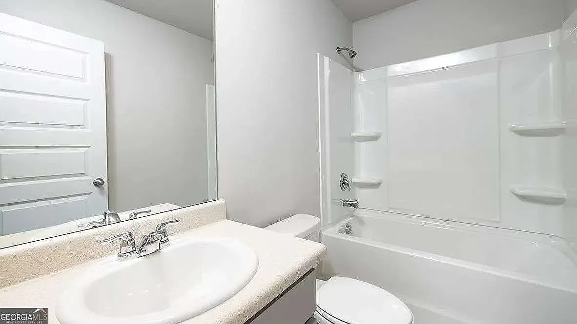 3 bed, 2.5 bath, 1611 sqft, $2,200 — Photo 3