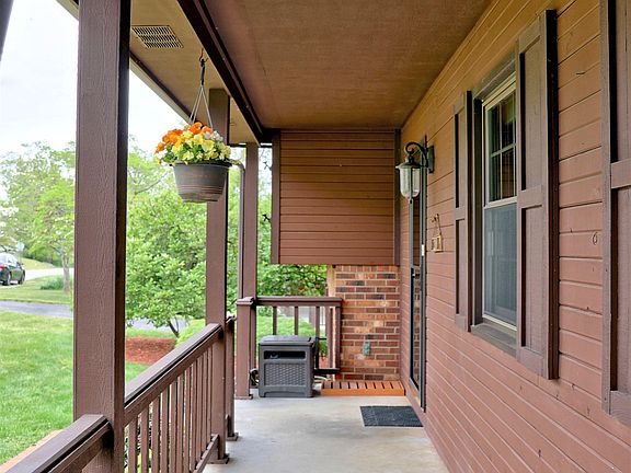 5th image of 210 Woodbine Dr