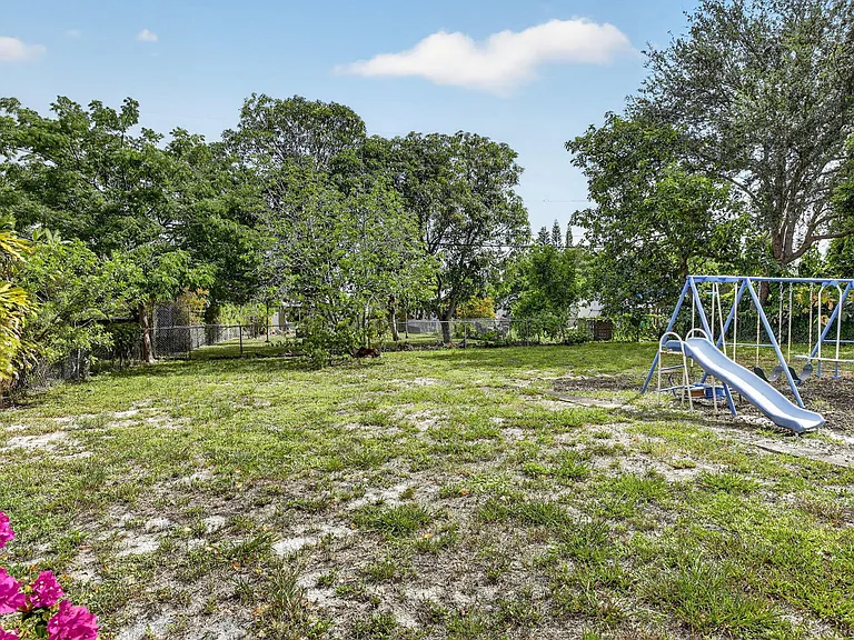 2465 Taylor St — Photo 35