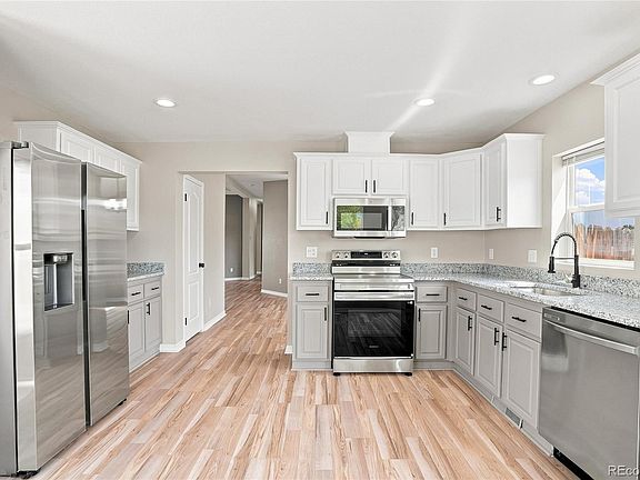 5th image of 302 Apache Place