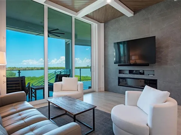 60 Seagate DR #305, NAPLES, FL 34103