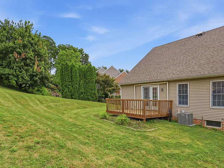 472 Hillside Dr — Photo 28