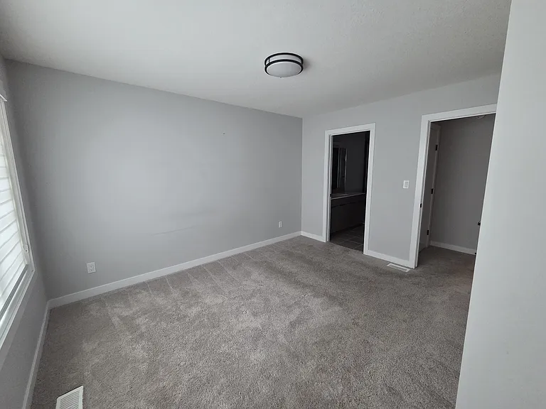 1729 Keene Cres SW — Photo 6