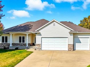 850 Hemlock Ct, Robins, IA 52328