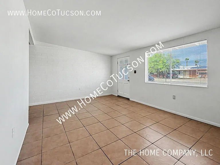 4938 S Highland Dr — Photo 2