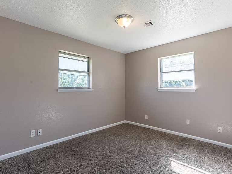 1212 N Janeway Ave — Photo 12