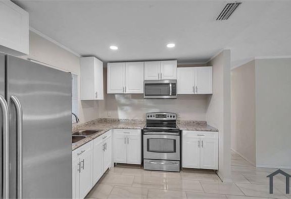 4th image of 909 35th Avenue Dr E