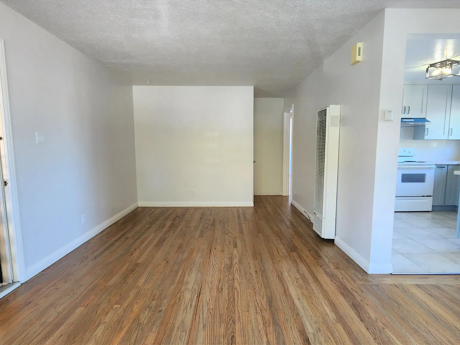 2 bed, 800 sqft, $3,295 — Photo 3