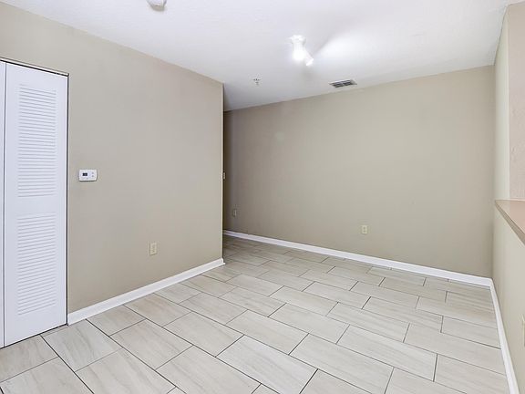 5th image of 940 Village Trl Unit 7-102