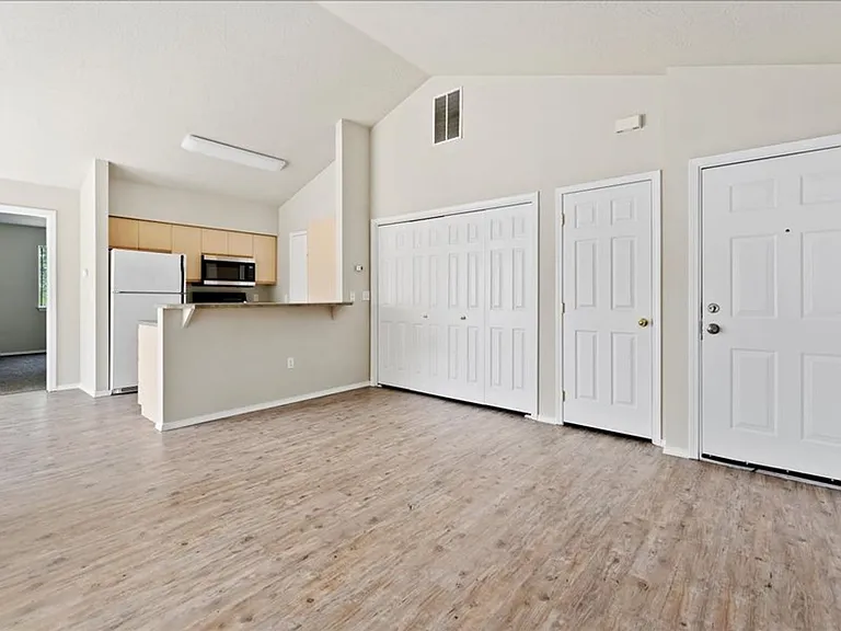 121 N Avenger Ln — Photo 3