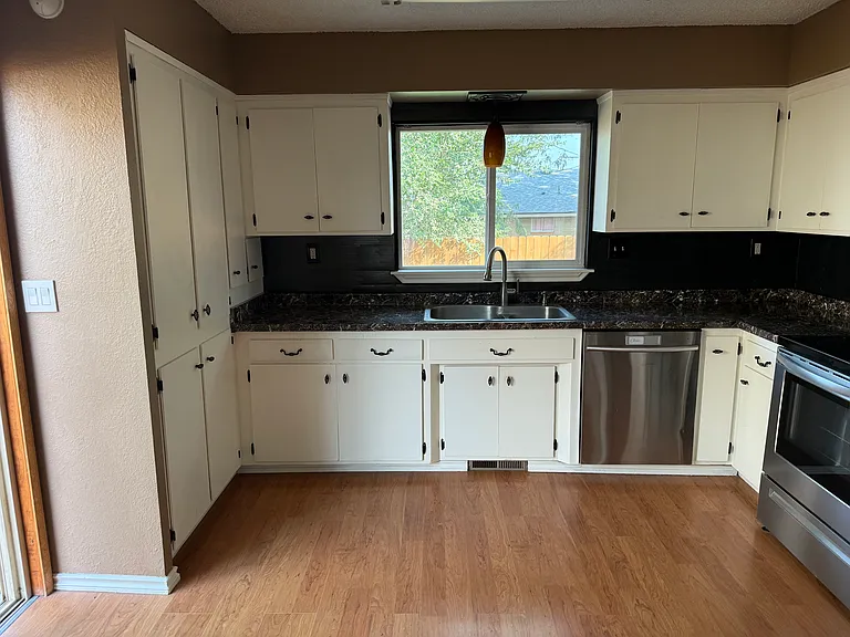 2703 W Texas St — Photo 10