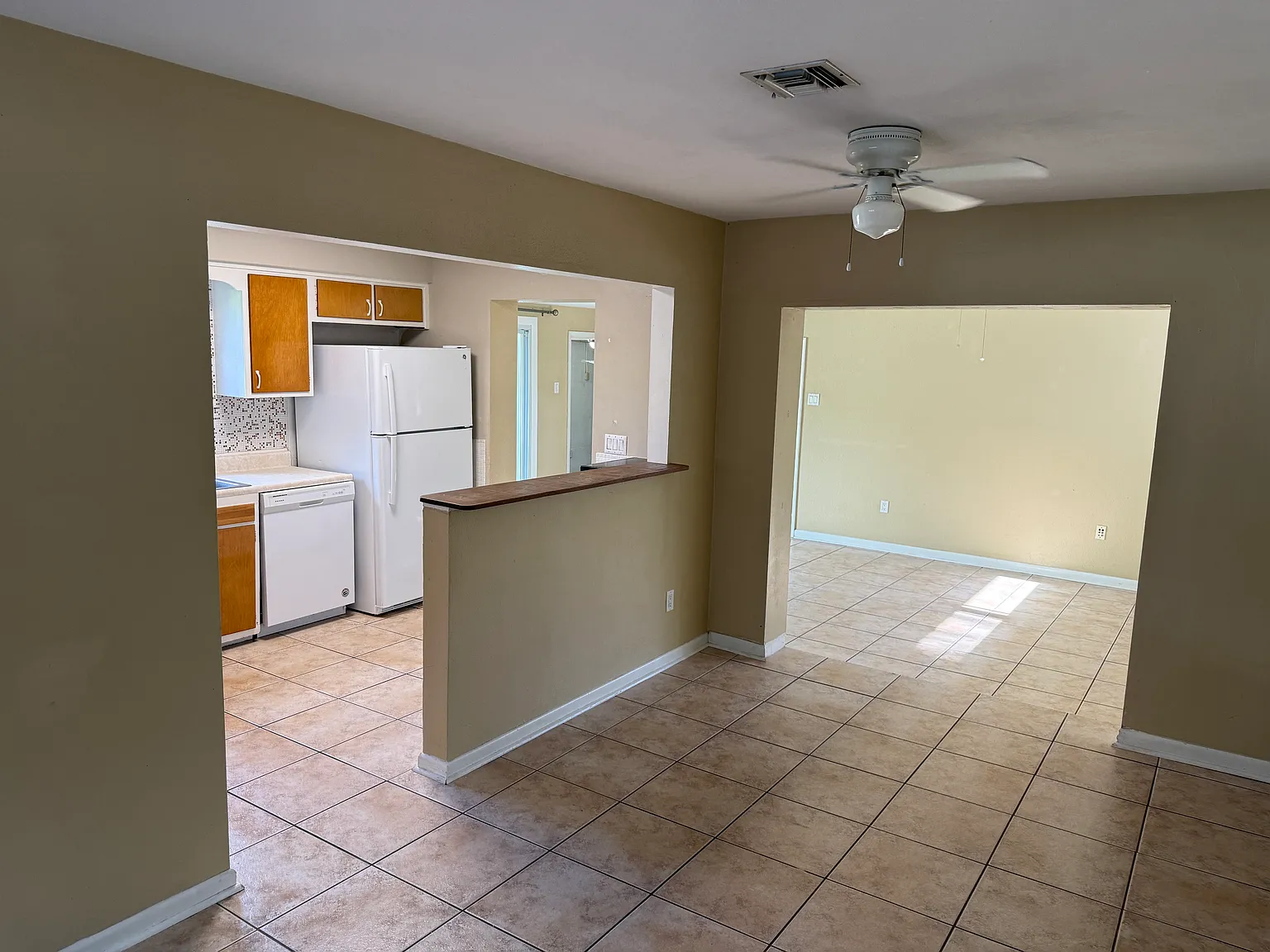 3 bed, $2,400 — Photo 2