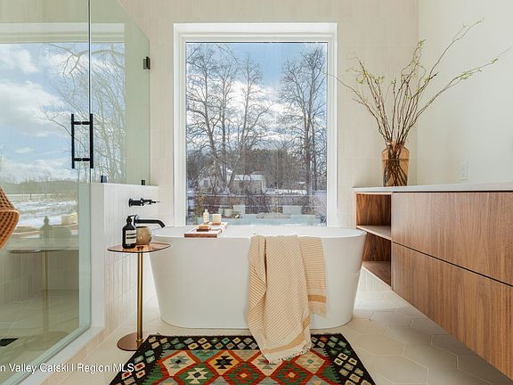 4th image of 3 Schoolhouse Road