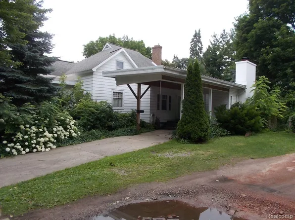 670 Gibbs St, Caro, MI 48723