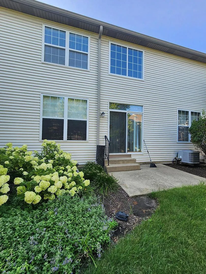 2 bed, 1.5 bath, 1270 sqft, $2,499 — Photo 3