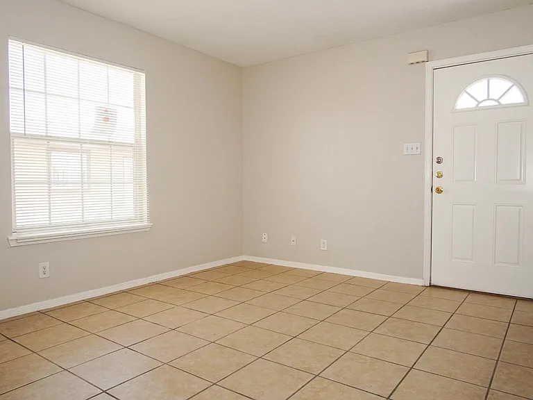 216 S Schutz Dr #10 — Photo 2