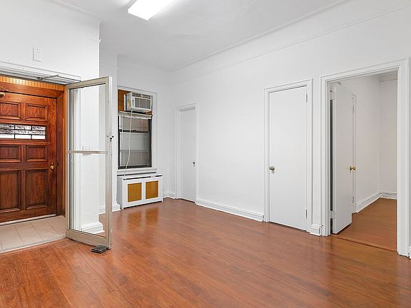 3rd image of 41 W 96th St #Grw