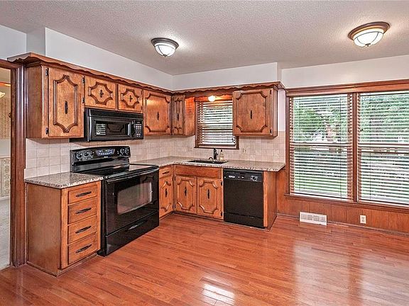 Designer Black Appliances Include Glass Cooktop, Microwave & D/W, Wood Blinds, Granite, Backsplash, Pantry & More!