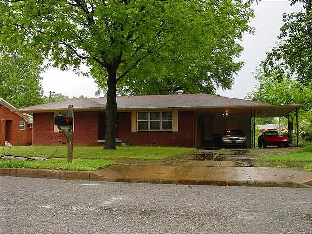 3 bed, 1.0 bath, 1187 sqft, $1,395 — Photo 2