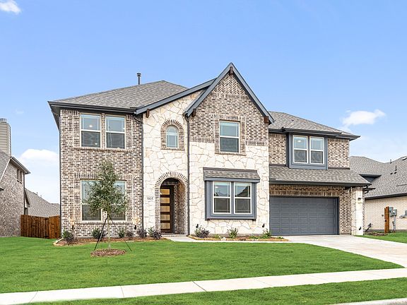 3rd image of 905 Greenleaf Ct