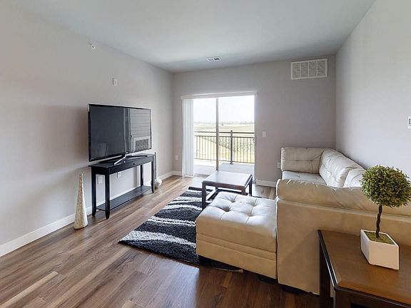 3rd image of 1601 Hoel Ave #111