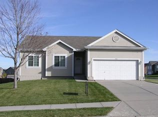 1915 Ridgeview Dr, Papillion, NE 68046
