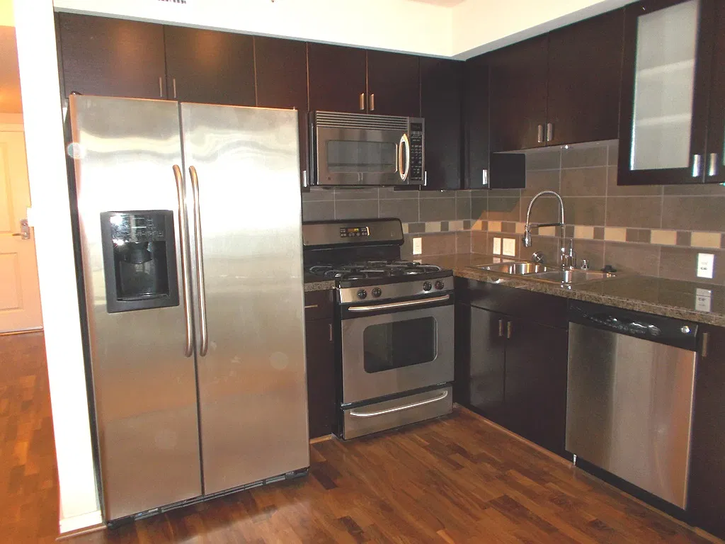 Luxury Downtown Studio Available Now, Perfect Location, Close to Everything! — Photo 3