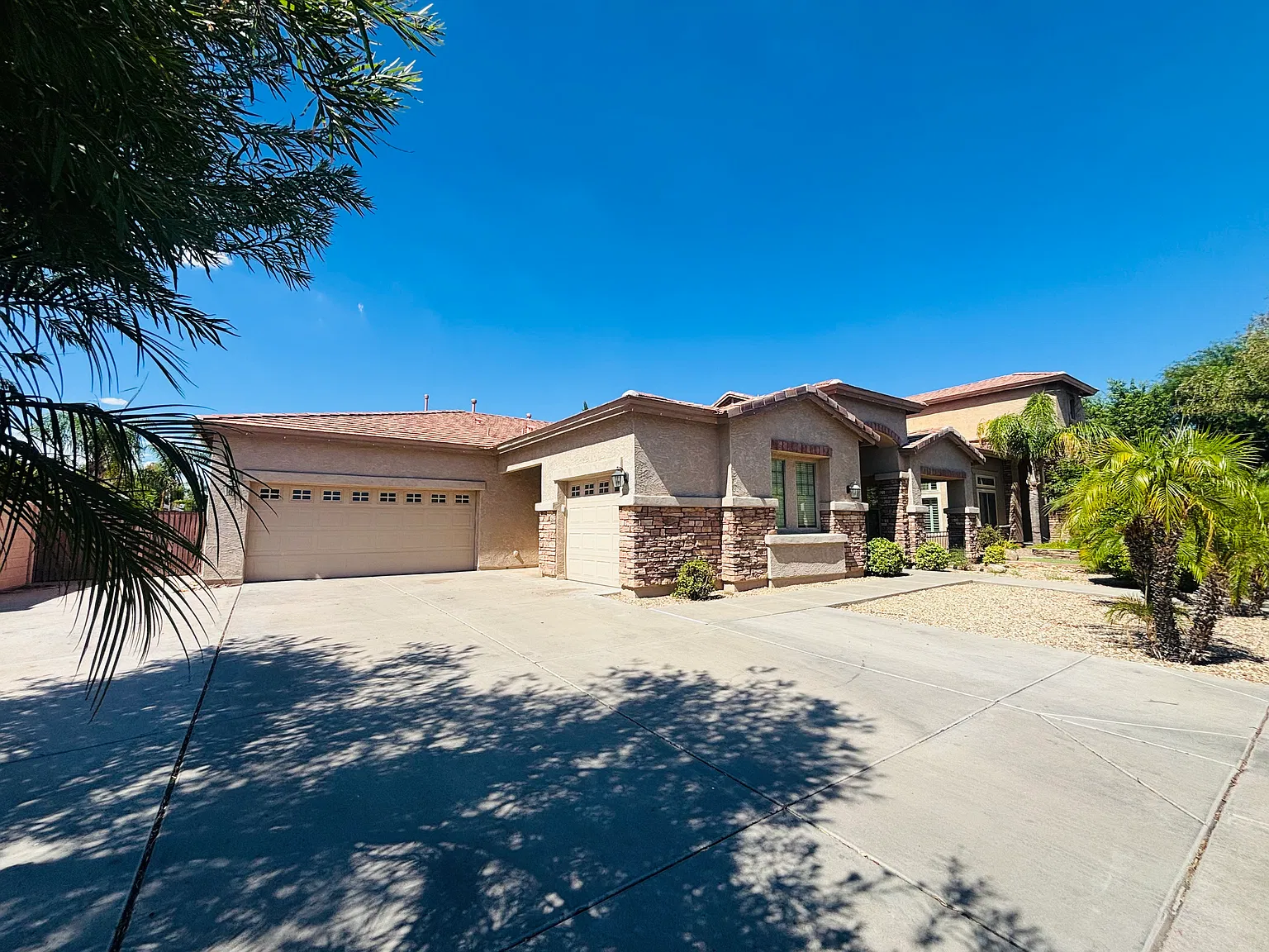 5 bed, 2.5 bath, 3502 sqft, $7,000 — Photo 2