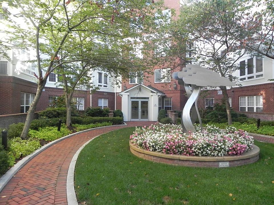 1st image of 801 S Greenbrier St APT 309