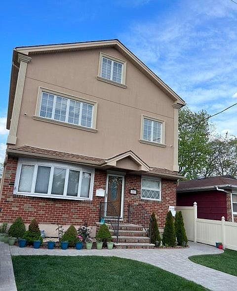 1st image of 207 Dongan Hills Ave Floor 1