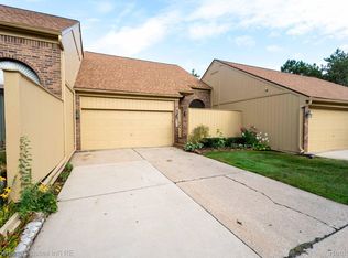 2411 Rochelle Park Dr, Rochester, MI 48309