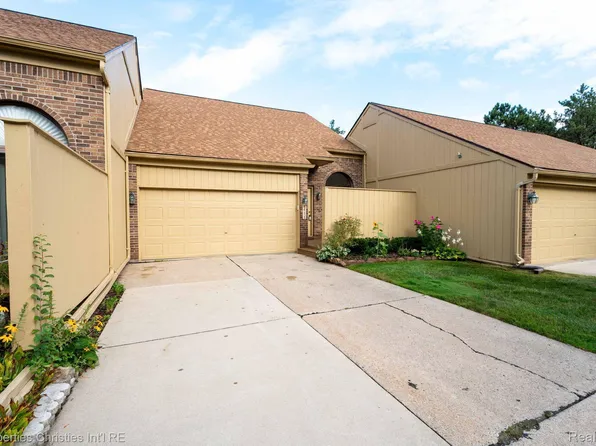 2411 Rochelle Park Dr, Rochester, MI 48309