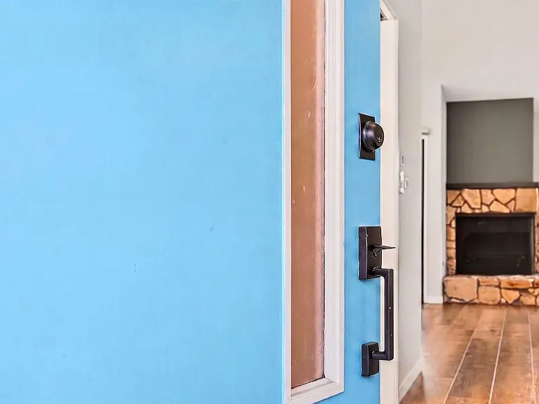1512 Ashwood Dr — Photo 2