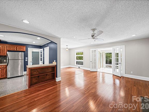 5th image of 214 Walnut Ave