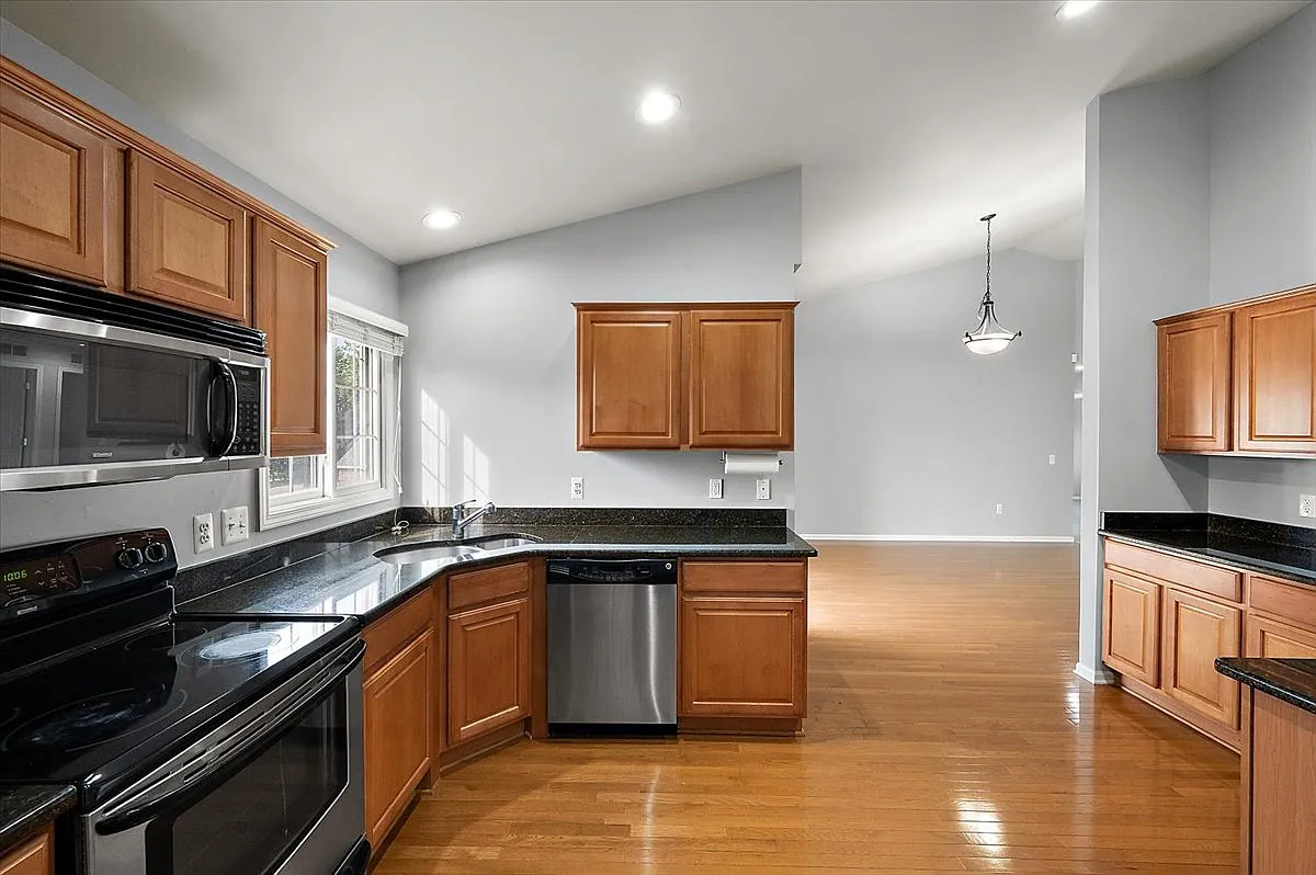 3 bed, 1.5 bath, 1741 sqft, $2,900 — Photo 2