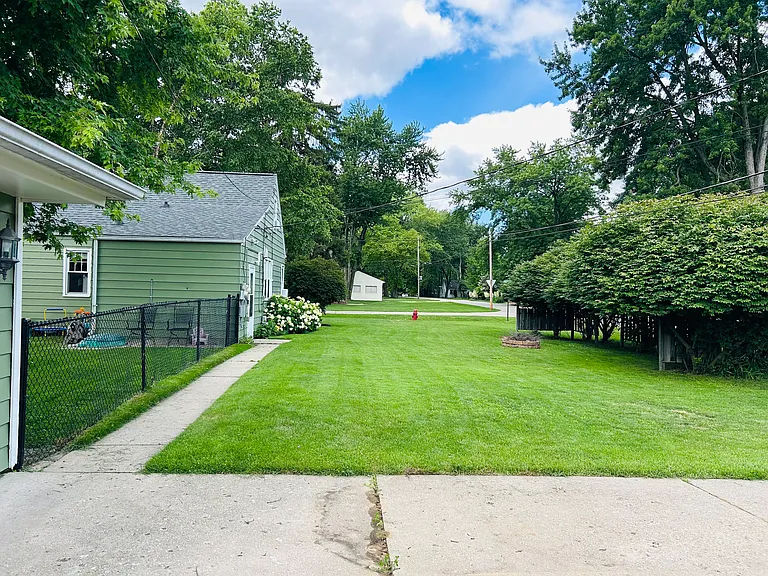 15422 Fairfield St — Photo 3