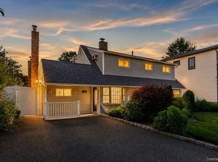 34 Hedge Lane, Westbury, NY 11590