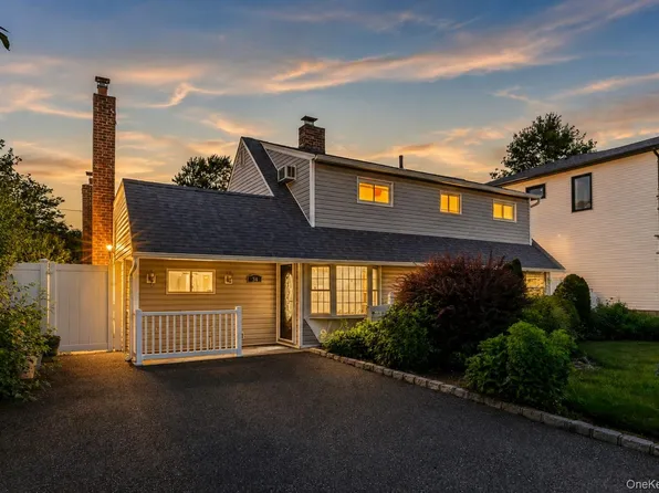 34 Hedge Lane, Westbury, NY 11590