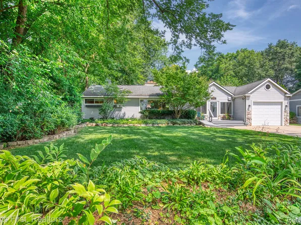 9412 Mandon Rd, White Lake, MI 48386