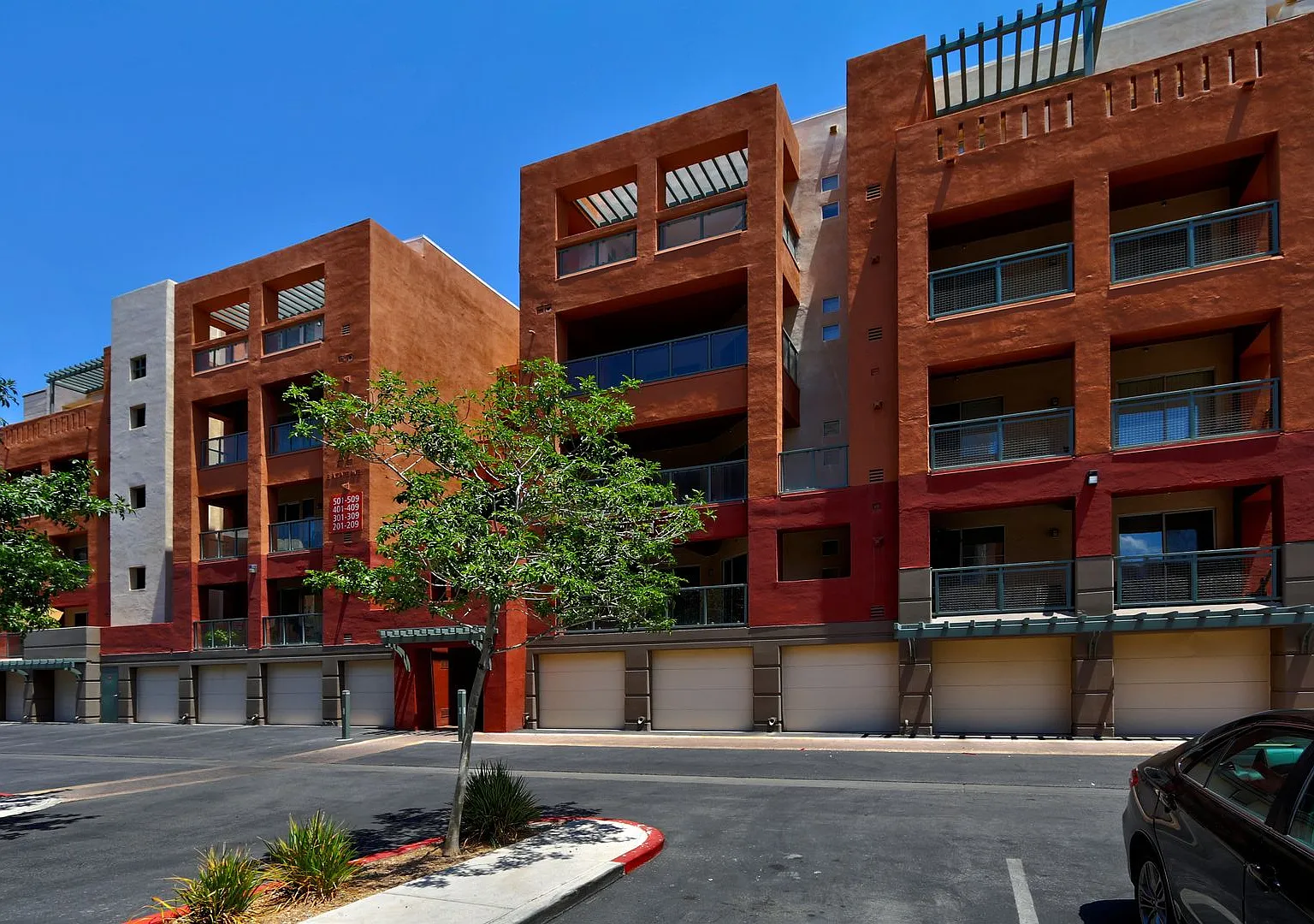 Fantastic Guard Gated Community In Park Avenue. — Photo 2