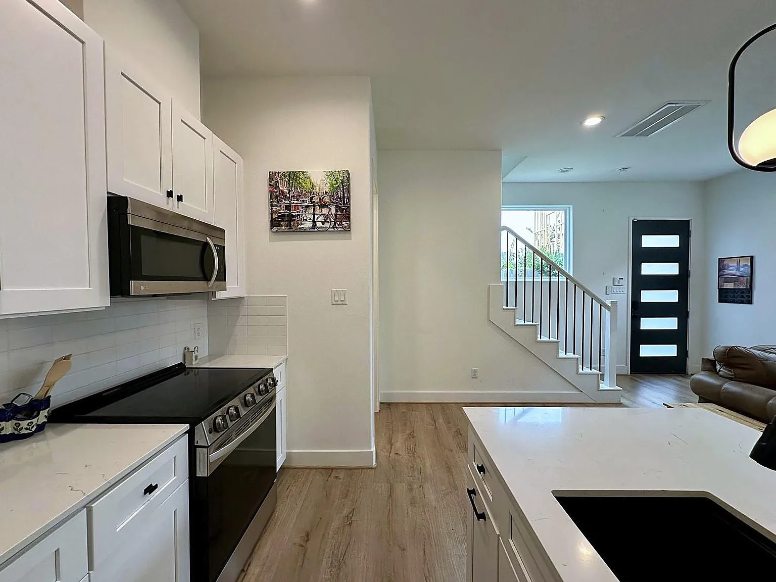 1 bed, 1.0 bath, 880 sqft, $1,675 — Photo 2