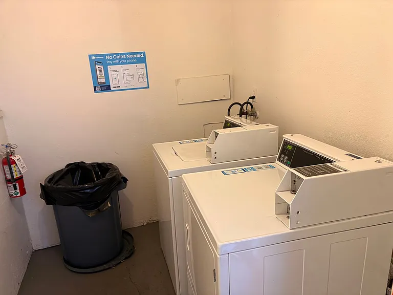 ZhH608 - R Street Apts — Photo 22