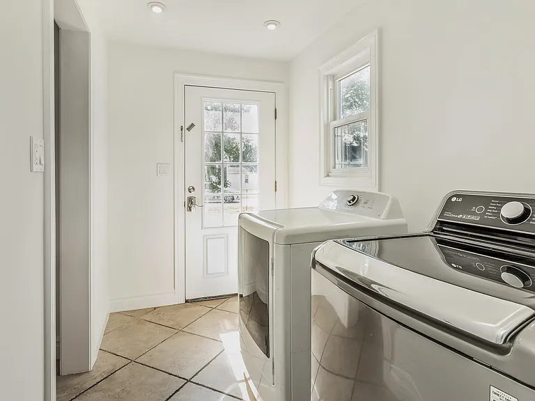 104 Sheridan Ave — Photo 15
