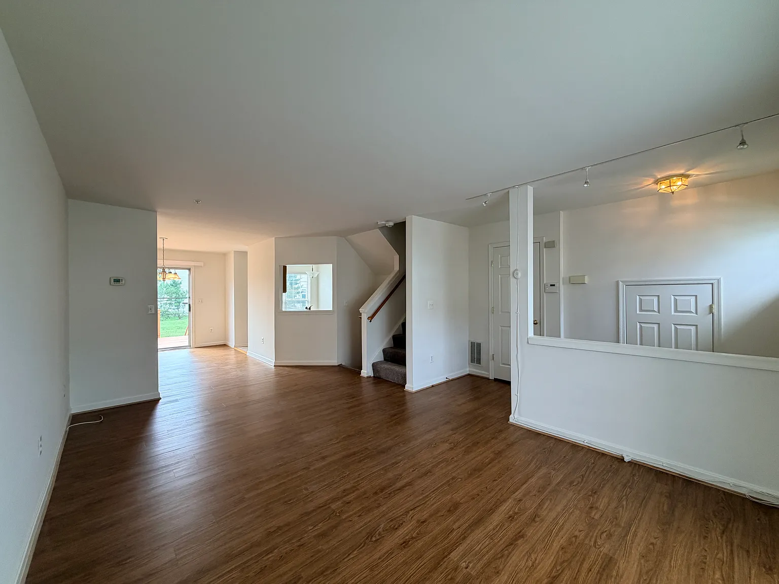 Beautifully Maintained 3-Bedroom Townhouse — Photo 3