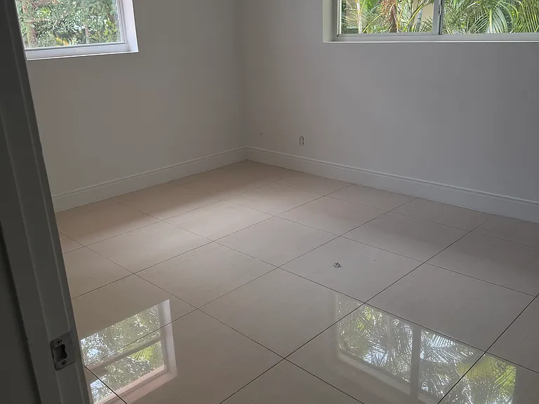 N Miami Ave — Photo 10