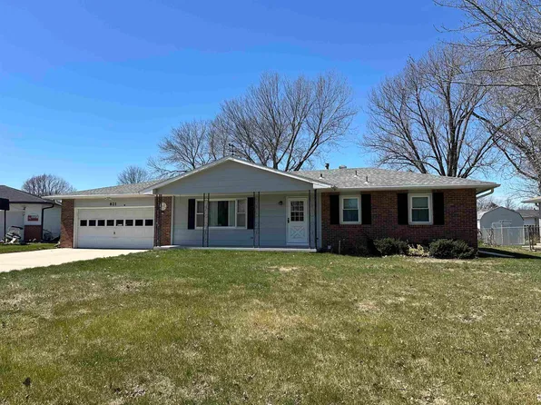 821 Maplewood Ave, Hastings, NE 68901